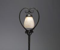 Charles SCHNEIDER (1881-1953) Lampe de table Art Nouveau en verre marmoréen, pied en métal forgé en double arceau, décor végétal, signée.