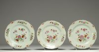 Chine - Ensemble de trois assiettes en porcelaine de la famille rose.