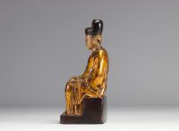 Sculpture d'un personnage traditionnel chinois en bois doré provenant de chine du XVIIIe siècle