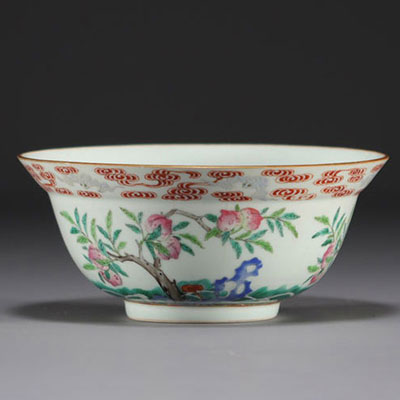 Chine - Bol en porcelaine à décor de pêches et de chauve souris, époque Jiaqing, fin XVIIIème début XIXème.