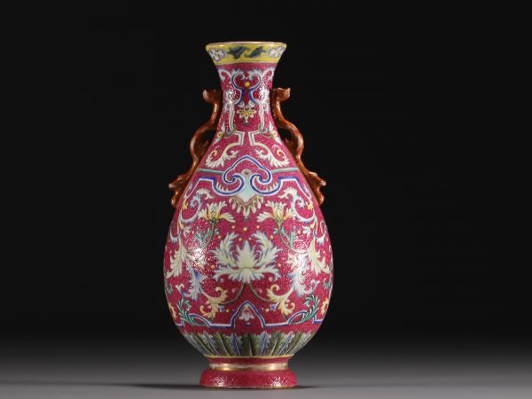 Chine - Vase mural en porcelaine famille rose, sur fond rubis, marque Qianlong.