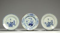 Chine - Ensemble de trois assiettes en porcelaine blanc bleu.