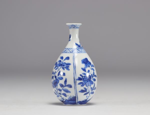 Petit vase en blanc et bleu à décor de fleurs fines de l'époque Kangxi (1661-1722)