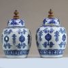 Chine - Paire de potiches couvertes en porcelaine blanc bleu, marque aux cercles sous la pièce.