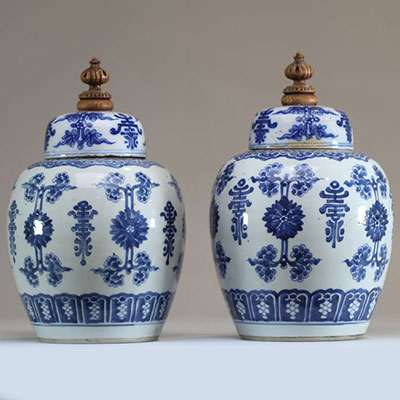 Chine - Paire de potiches couvertes en porcelaine blanc bleu, marque aux cercles sous la pièce.