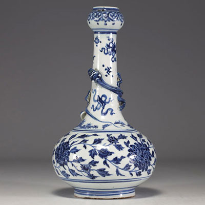 Chine - Vase en porcelaine blanc bleu à décor de chimère en relief enroulant le col et motifs floraux, époque XVIIIème.