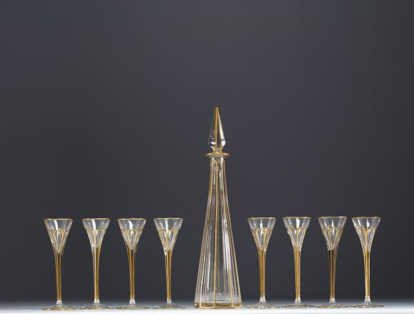 Elegant carafe in cut glass enhanced with gold and eight glasses.