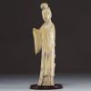 Chine - Guanyin, sculpture en ivoire sur socle en bois exotique, d'époque Ming.