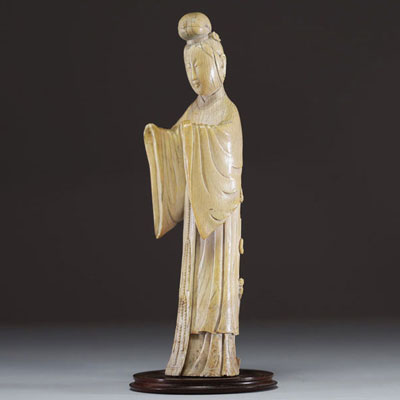 Chine - Guanyin, sculpture en ivoire sur socle en bois exotique, d'époque Ming.