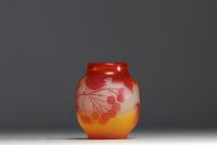 Émile GALLÉ (1846-1904) Vase en verre multicouche dégagé à l'acide à décor de baies et de feuilles.