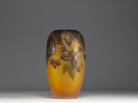 Émile GALLÉ (1846-1904) Vase soufflé en verre multicouche dégagé à l'acide à décor de vigne vierge, signé.