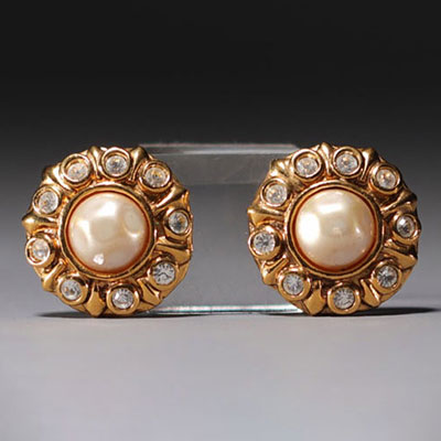 CHANEL - Pair of gold-tone earrings, rhinestones and mother-of-pearl cabochon.