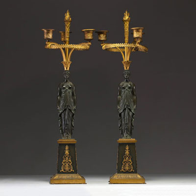 Paire de candélabres en bronze doré ciselé et patiné, fûts ornés de jeunes femmes à l'antique, époque Empire.