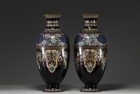 Japon - Paire de vases en émaux cloisonnés à décor floral et de Phénix, époque Meiji.