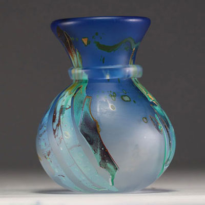 Louis LELOUP (1929- ) Vase en pâte de verre à décor multicolore, signé et daté de 1995.