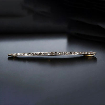 Brooch in 18k yellow gold, platinum and 25 rose-cut diamonds, circa 1920-30, total weight 3g.