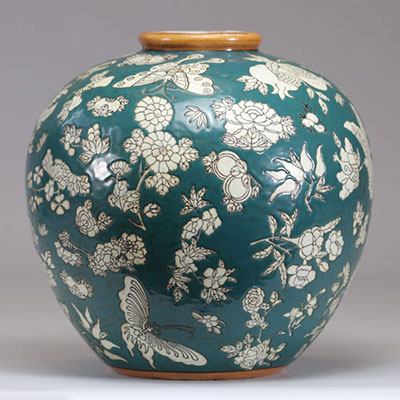 Chinese porcelain vase decorated en-relief on a green background