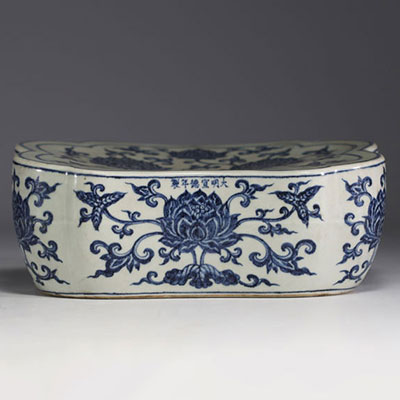 China - Headrest in white-blue porcelain with floral decoration.