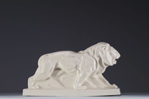 Dans le goût d'Auguste LEJAN (XX) Lion, modèle Peugeot, épreuve en faïence craquelée, XXème.