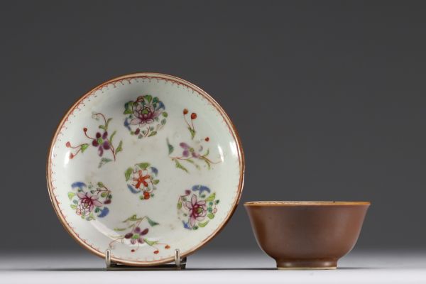 Chine - Bol et assiette en porcelaine à décor floral interne et capucin, XVIIIème.