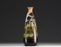 Émile GALLÉ (1846-1904) - Vase en verre multicouche dégagé à l'acide à décor de paysage, signé.