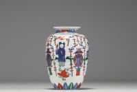 Chine - Vase en porcelaine polychrome à décor de personnages, marque Wanli sous la pièce.