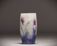 DAUM Nancy - Petit vase en verre multicouche émaillé à décor de violettes, signé.