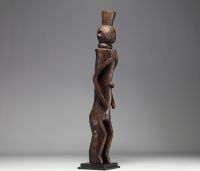 Afrique Nigéria - Grande statue Chamba en bois sculpté.