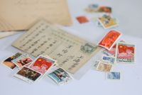 Ensemble de divers albums de timbres et documents de la Chine et du monde.