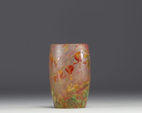 DAUM Nancy - Petit vase en verre multicouche dégagé à l'acide à décor de Coeur de Ginette, signé.