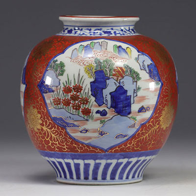 Chine - vase en porcelaine à décor de paysages.