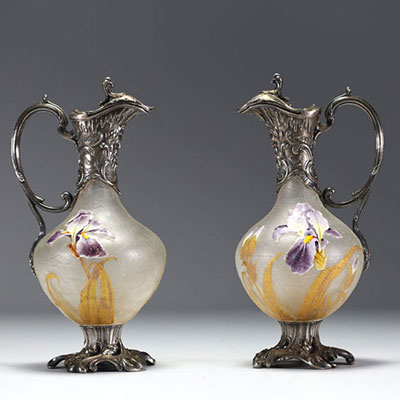 Victor SAGLIER (1840-1890) Paire d'aiguières en verre givré émaillé et métal argenté, poinçon sur las anses.