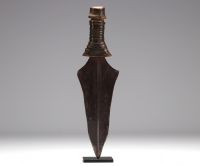 Afrique - Couteau, manche en bois cerclé de cuivre.