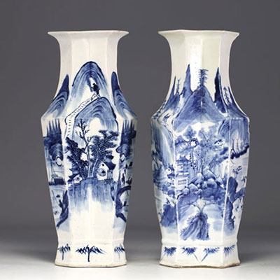 Chine - Paire de vases en porcelaine blanc bleu à décor de paysage, époque XIXème.