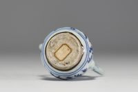 Chine - Petite verseuse en porcelaine blanc bleu, dynastie Ming.