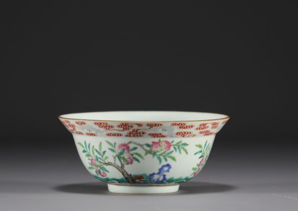 Chine - Bol en porcelaine à décor de pêches et de chauve souris, époque Jiaqing, fin XVIIIème début XIXème.