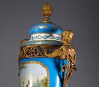 Sèvres - Spectaculaire garniture de cheminée en porcelaine à fond bleu céleste, monture en bronze doré, marque sous les couvercles.