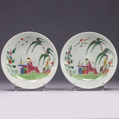 Chine - paire d'assiettes en porcelaine de la famille rose, XVIIIe siècle.