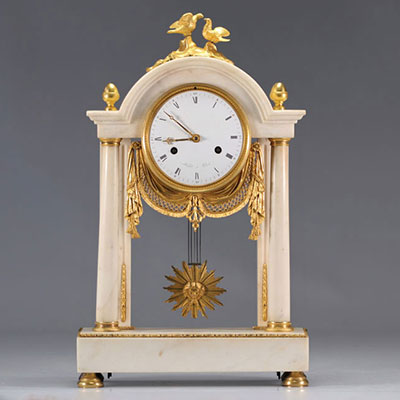 Pendule portique d'époque Louis XVI avec belle dorure d'origine