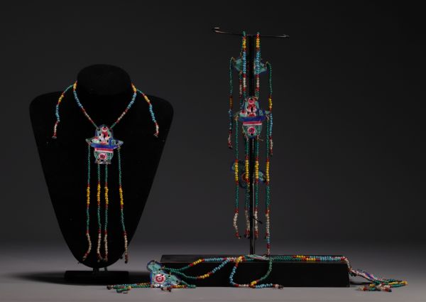 China - Set of necklaces in cloisonné enamel and pearls.