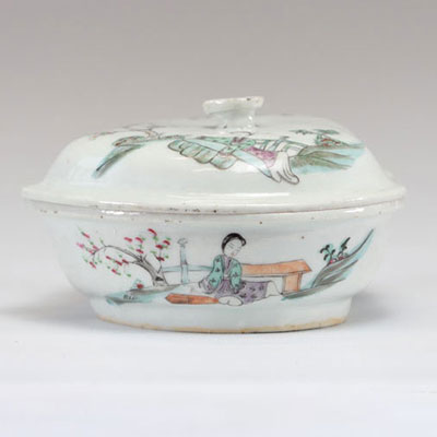 Covered box in Chinese porcelain in the shape of a peach decorated with characters