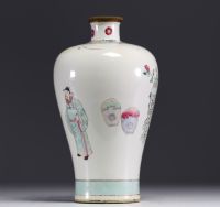 Chine - Lot de porcelaine de la famille rose, XIXe siècle, marque sous le vase.