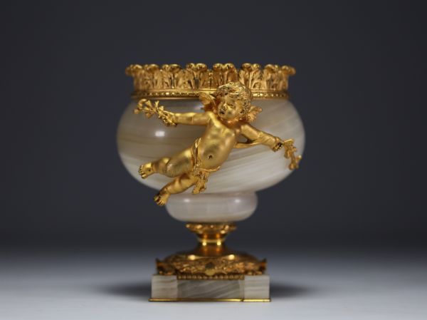 Coupe Louis XVI en bronze doré et agate soutenue par un chérubin.