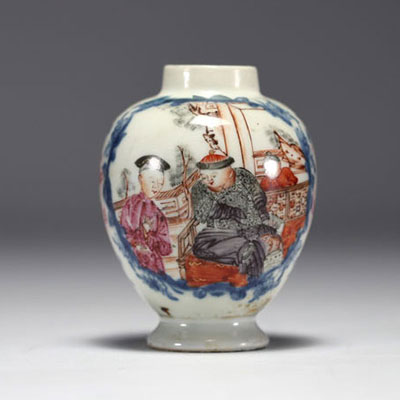 Chine - Vase en porcelaine polychrome à décor de personnages, Qianlong.