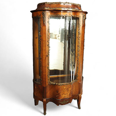 Vitrine galbée de style Louis XV en bois de placage et bronze, fin XIXème début XXème.