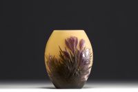 Émile GALLÉ (1846-1904) - Vase en verre multicouche dégagé à l'acide à décor de crocus, signé.