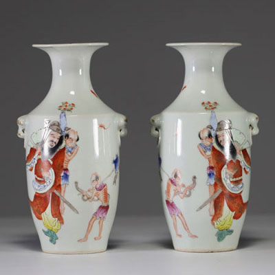 Chine - Paire de vases en porcelaine polychrome famille rose à décor de personnages et poème, période République, marque sous les pièces.