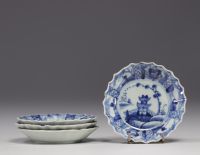 Chine - ensemble de six soucoupes en porcelaine blanche et bleue, époque Kangxi.