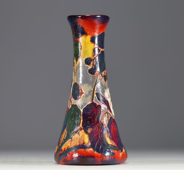 Val Saint Lambert par Henri et Désiré MULLER - Rare vase en verre doublé et dévitrifié, dégagé à l'acide à décor de murier, signé à la base dans le décor.