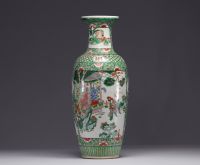 China - Green family porcelain vase decorated with warriors, 19th century.